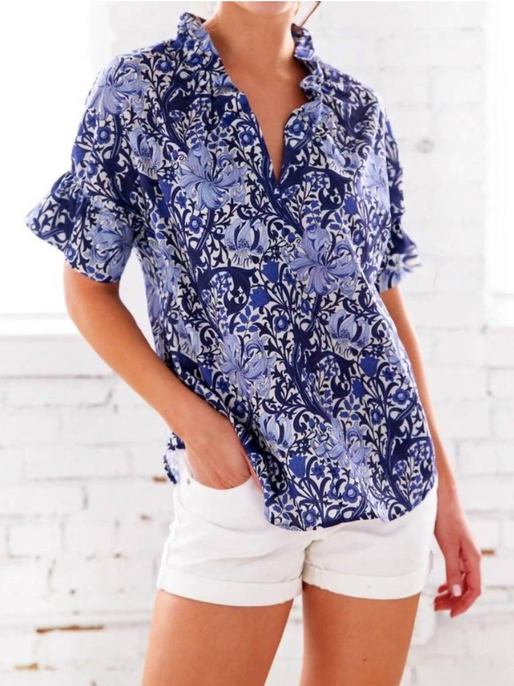 Finley crosby blue iris ruffle neck short sleeve top womens S floral